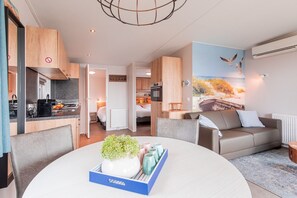 Dining - Chalet in Duisburg with Beach and Harbor Views (Well)