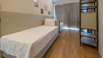 2 Schlafzimmer, Schreibtisch, Bügeleisen/Bügelbrett, Reisekinderbett