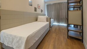 2 Schlafzimmer, Schreibtisch, Bügeleisen/Bügelbrett, Reisekinderbett