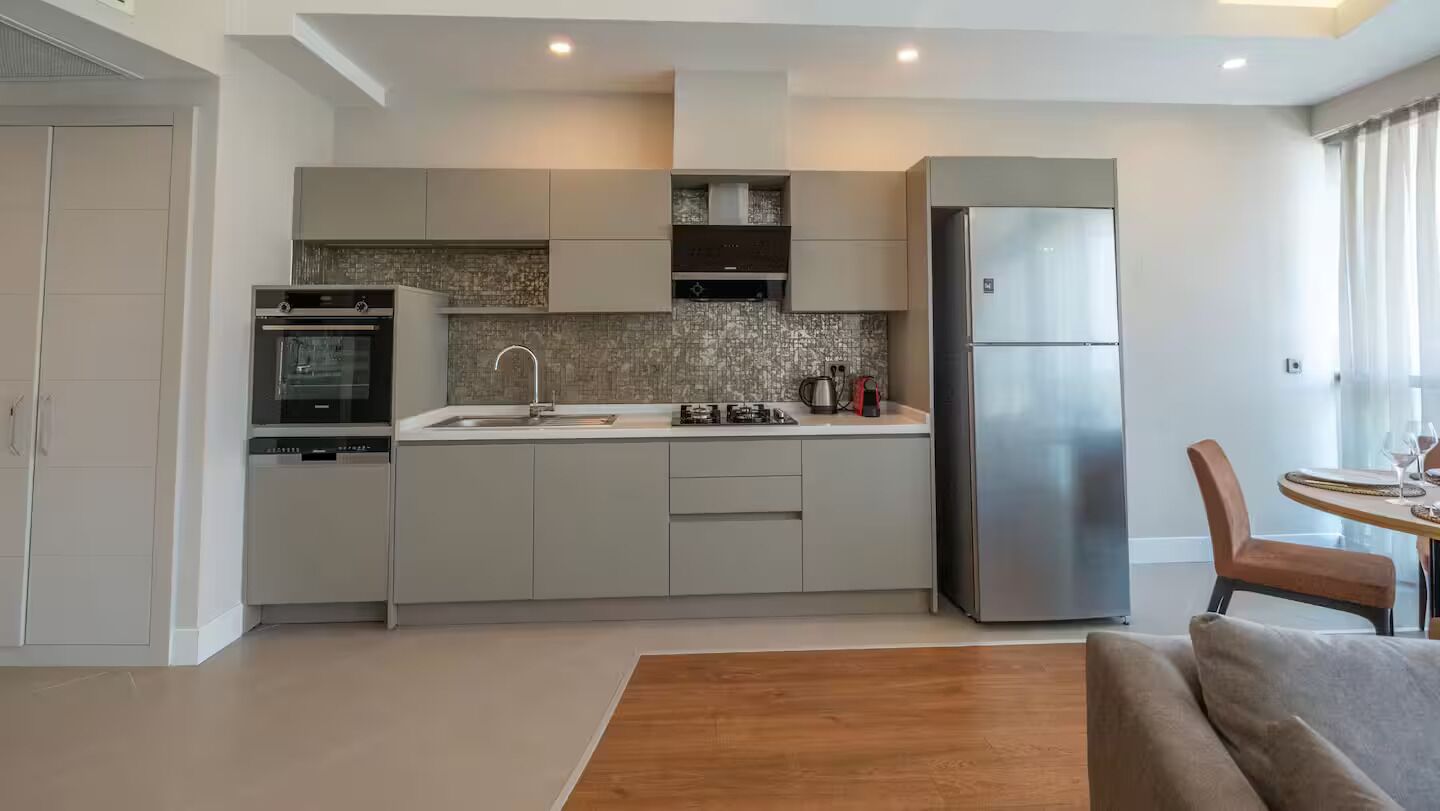 Kühlschrank, Mikrowelle, Ofen, Herdplatte