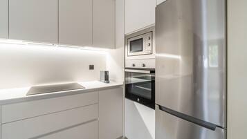 Geladeira, micro-ondas, fogão, cooktop