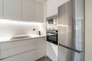 Jääkaappi, mikroaaltouuni, uuni, liesi