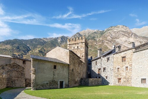 Steinhaus bei Benasque und See