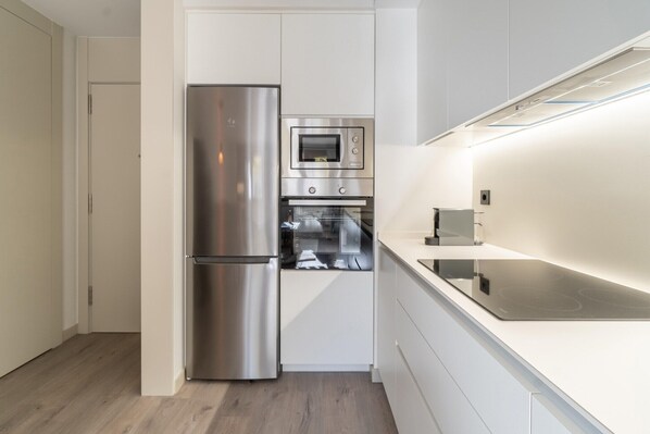 Réfrigérateur, micro-ondes, four, plaque de cuisson