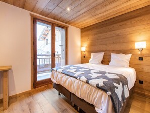 16 bedrooms, iron/ironing board, WiFi