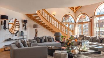 TV connectée, cheminée, table de tennis de table