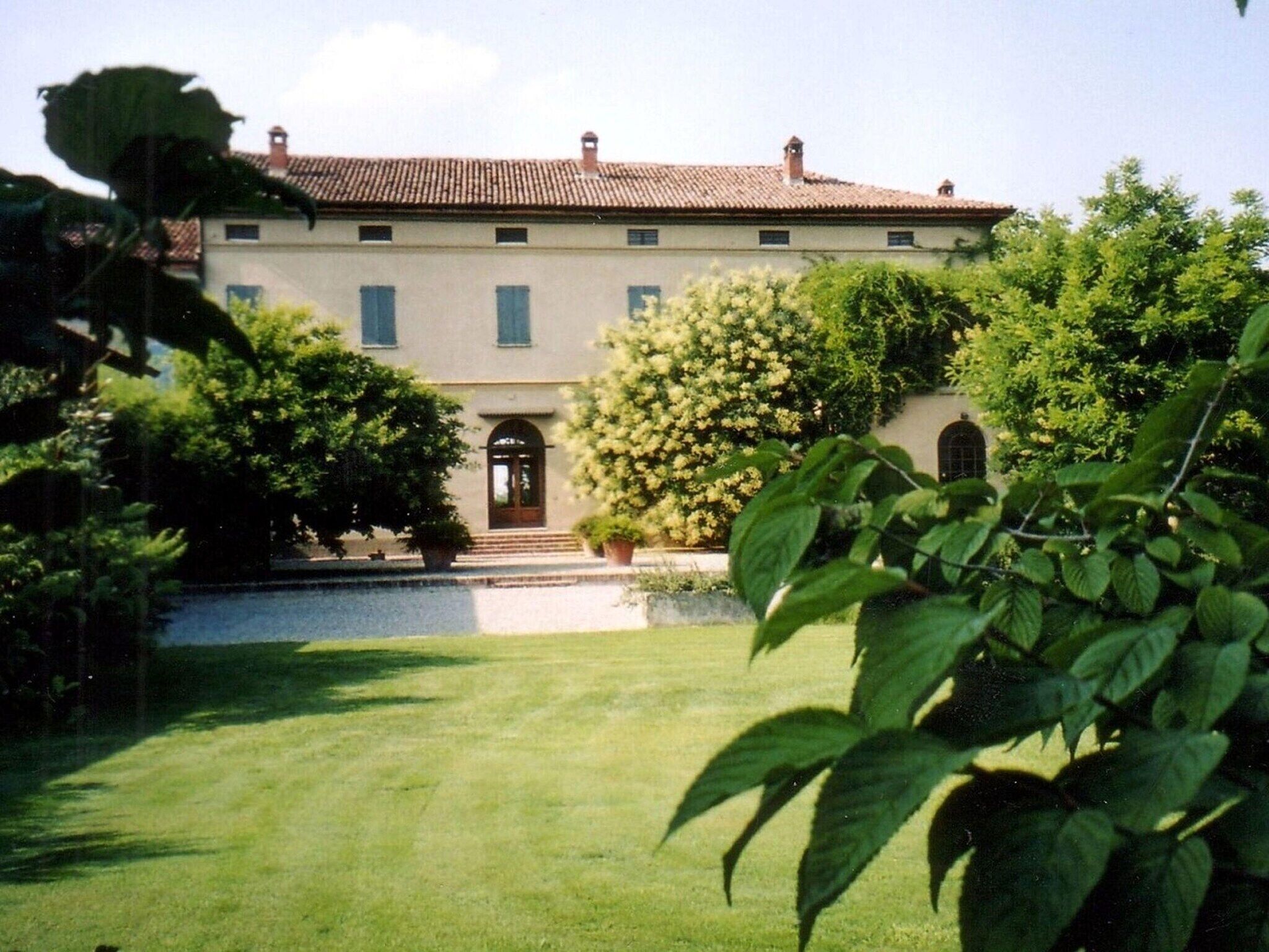 Un edificio grande su due piani, con facciata simmetrica, un ingresso centrale con porta e un piccolo balcone sopra l'ingresso.