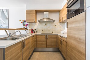 Mikrobølgeovn, ovn, kokeplater og oppvaskmaskin