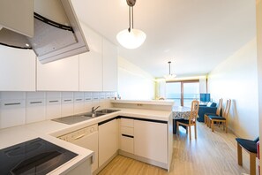 Fridge, oven, stovetop, dishwasher