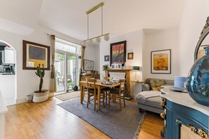 Smart TV, fireplace, books, computer monitors - Oneonesevenns stylish family home close to beaches and excellent transport links (NORTH SHIELDS)