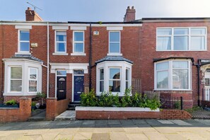 Exterior - Oneonesevenns stylish family home close to beaches and excellent transport links (NORTH SHIELDS)