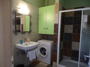 Douche, sèche-cheveux, serviettes fournies, savon