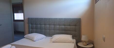 1 habitación, tabla de planchar con plancha, wifi gratis y ropa de cama