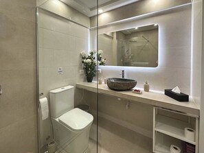 Dusche, Haartrockner, Handtücher, Seife