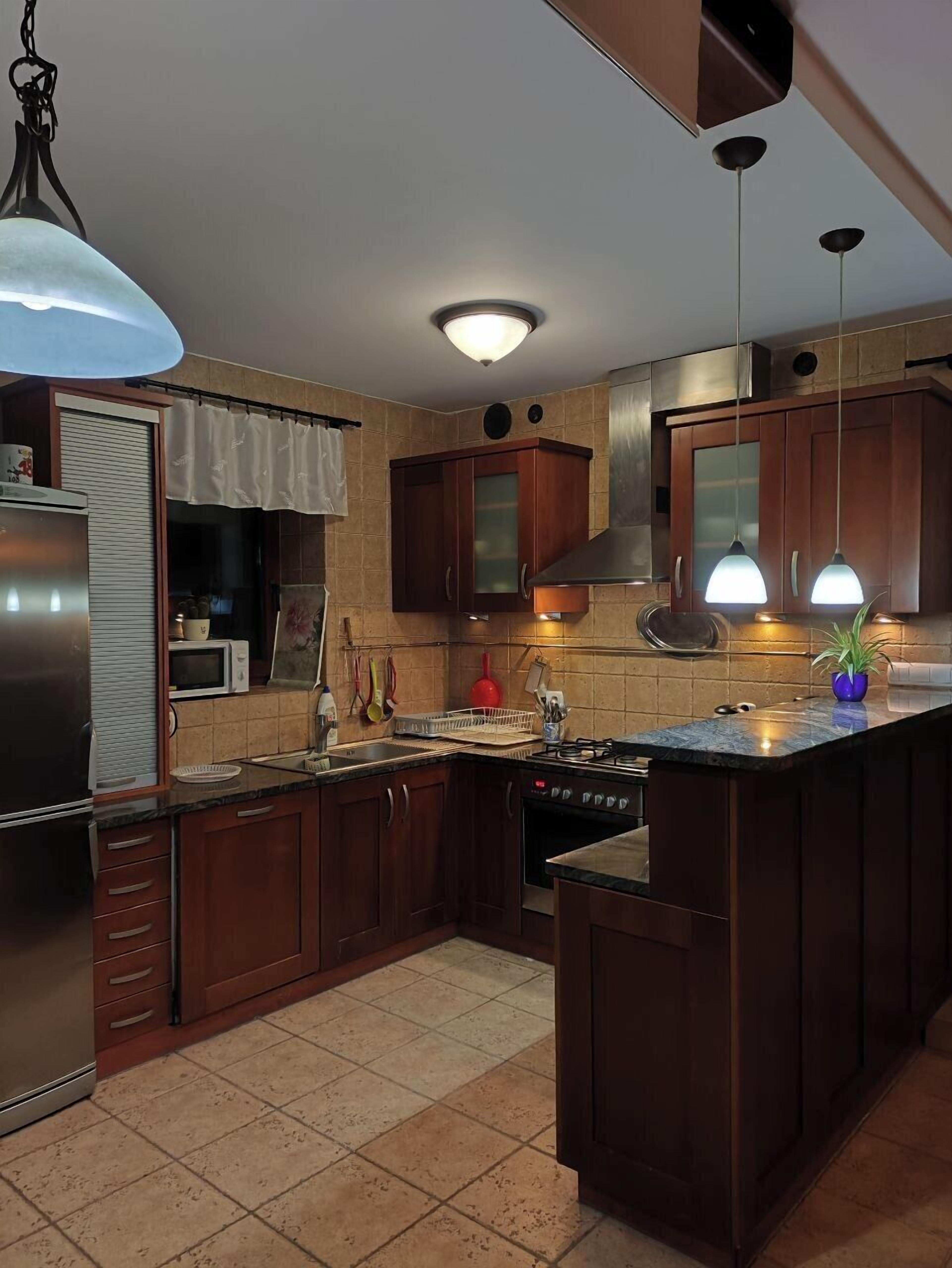 Full-size fridge, microwave, oven, cookware/dishes/utensils