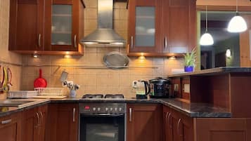 Full-size fridge, microwave, oven, cookware/dishes/utensils