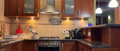 Grand réfrigérateur, micro-ondes, four