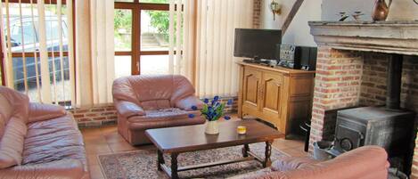 Smart-tv, dvd-spelare och ett bordtennisbord