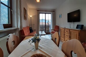 Smart-TV, Tischtennisplatte, Bücher