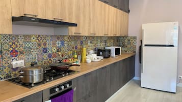Fridge, microwave, oven, cookware/dishes/utensils