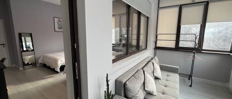 Bureau, espace de travail pour ordinateur portable, rideaux occultants