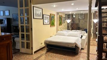 2 habitaciones, escritorio y tabla de planchar con plancha