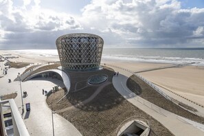 Nær stranden og solsenger