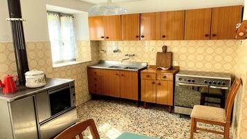 Frigorifero, piano cottura, pentole/stoviglie/utensili, tavolo da pranzo