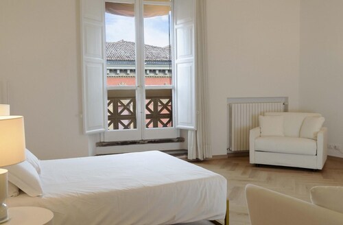 Frame Bologna [Queen suite with private ensuite bathroom]