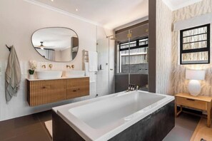 Dusj, hårføner, håndklær og såpe