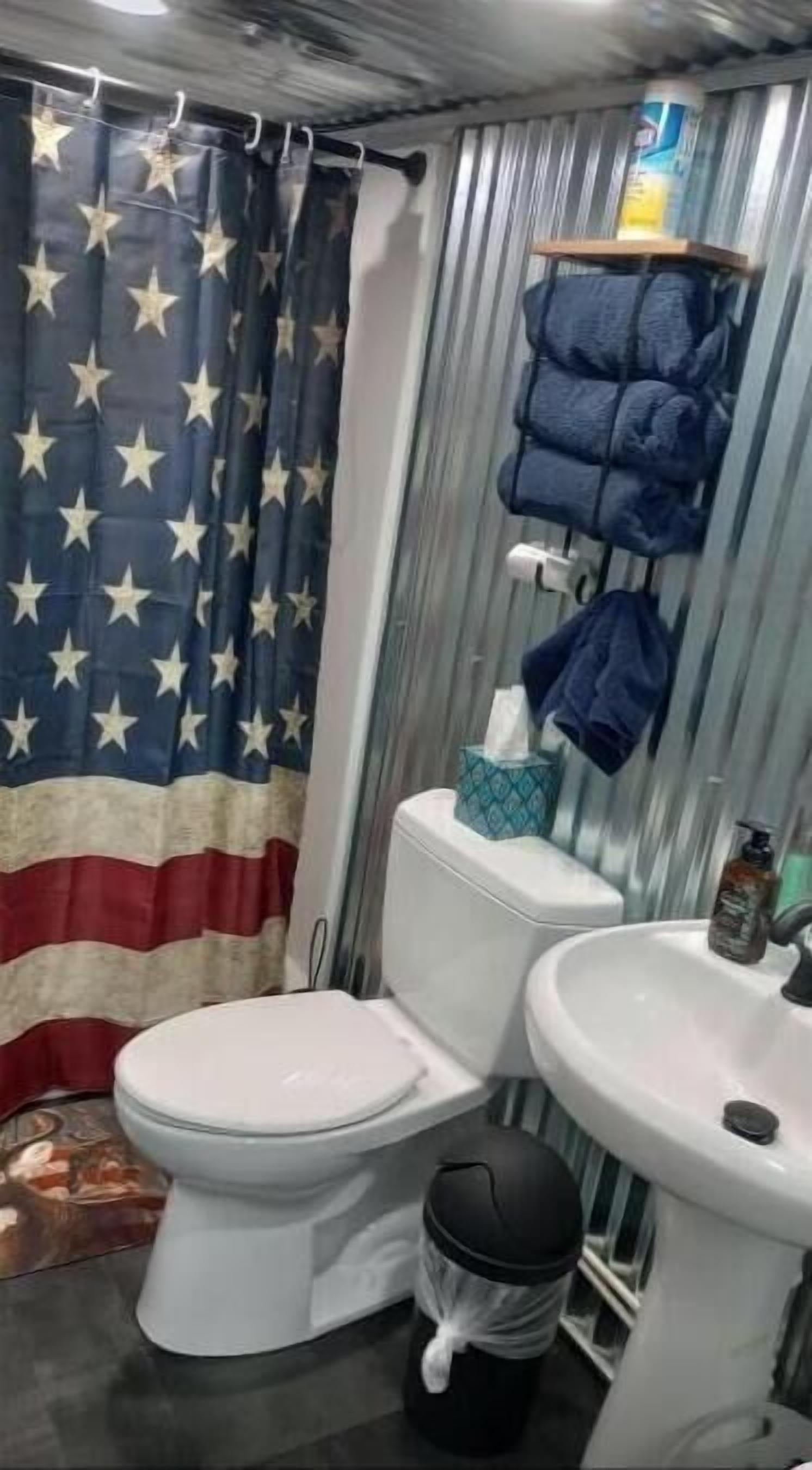 Secadora de cabello, toallas, jabón, shampoo 