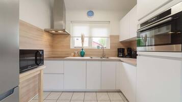 Frigorífico, microondas, horno y placa de cocina