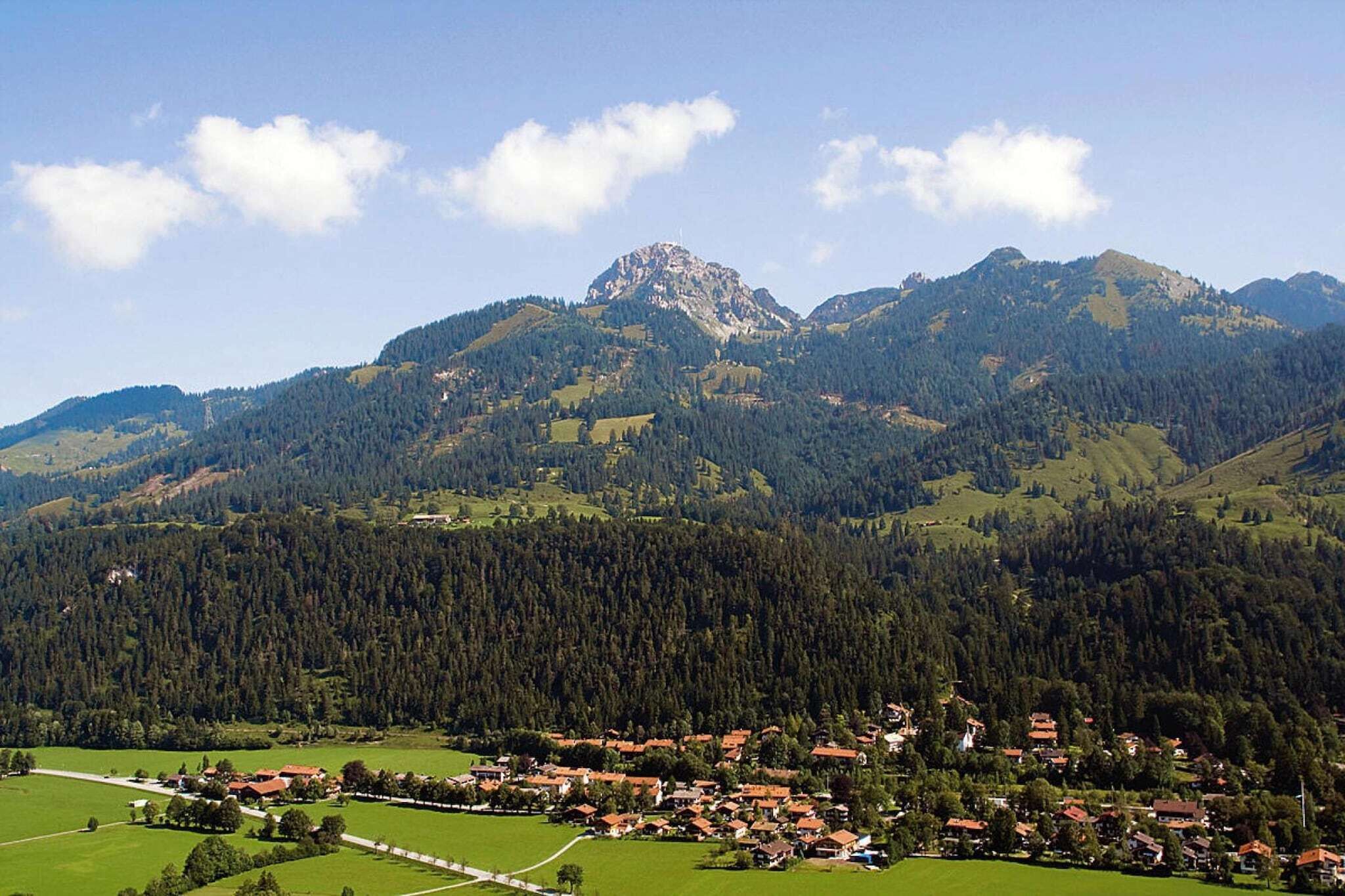 Eine Berglandschaft mit einem Dorf, eingebettet in ein Tal.