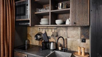 Réfrigérateur, micro-ondes, four, plaque de cuisson