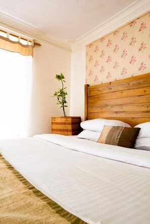 1 dormitorio, tabla de planchar con plancha, ropa de cama