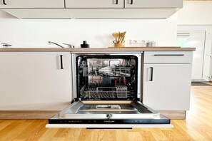 Fridge, oven, stovetop, dishwasher