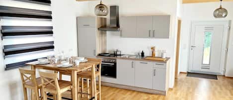 Réfrigérateur, un four, surface de cuisson, lave-vaisselle