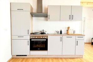 Fridge, oven, stovetop, dishwasher