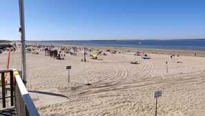 A beach with a clear sky, sandy shore, and a few umbrellas. - Holiday home with lots of privacy (Simonshaven)
