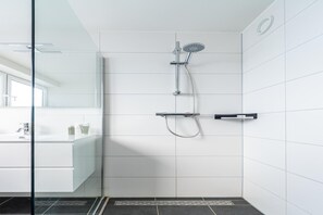 Shower, hair dryer - Holiday home with lots of privacy (Simonshaven)