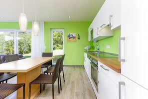 Fridge, microwave, oven, stovetop - Luxusbungalow im Campingpark (Waxweiler)