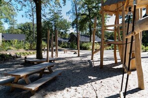Outdoor dining - Eco Villa in Latour by Scenic Pond (Oirschot)