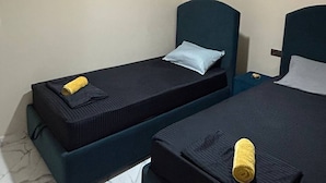 A room with two single beds, each with a pillow and a rolled towel. - Fontana apartamento3 (Tanger)