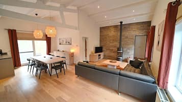 TV, fireplace, stereo