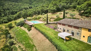 A villa with a swimming pool, stone walls, and a well-maintained garden. - Farmhouse in Chianti with Pool and Garden (Cavriglia)