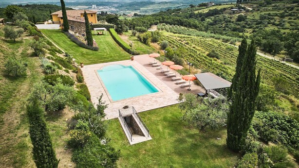 A pool with a view of a vineyard and mountains in the background. - Farmhouse in Chianti with Pool and Garden (Cavriglia)