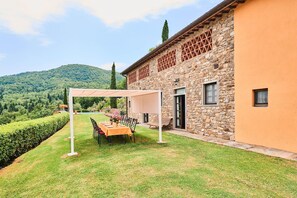 Outdoor dining - Farmhouse in Chianti with Pool and Garden (Cavriglia)