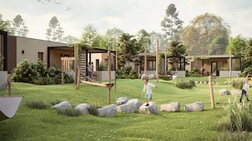 Een moderne buitenruimte met houten constructies, een gazon en grote rotsen.