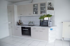 Fridge, microwave, oven, stovetop - Holiday apartment Taunustraum in Hohenstein Hesse (Hohenstein)