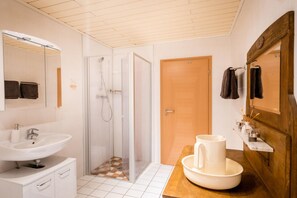 Shower, hair dryer - Holiday apartment Weinmann (Traben-Trarbach)